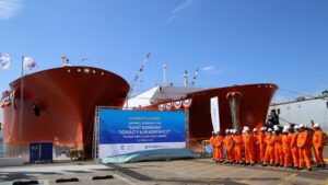 Ceremonia nadania nazwy statku LNG w stoczni.