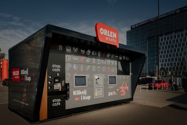 Automat Orlen sklep samoobsługowy na ulicy.