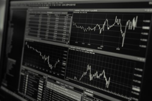 Wykresy finansowe na ekranie komputera