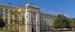 Budynek rządowy z flagami w otoczeniu drzew
