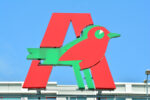 Logo w kształcie ptaka na budynku sklepu