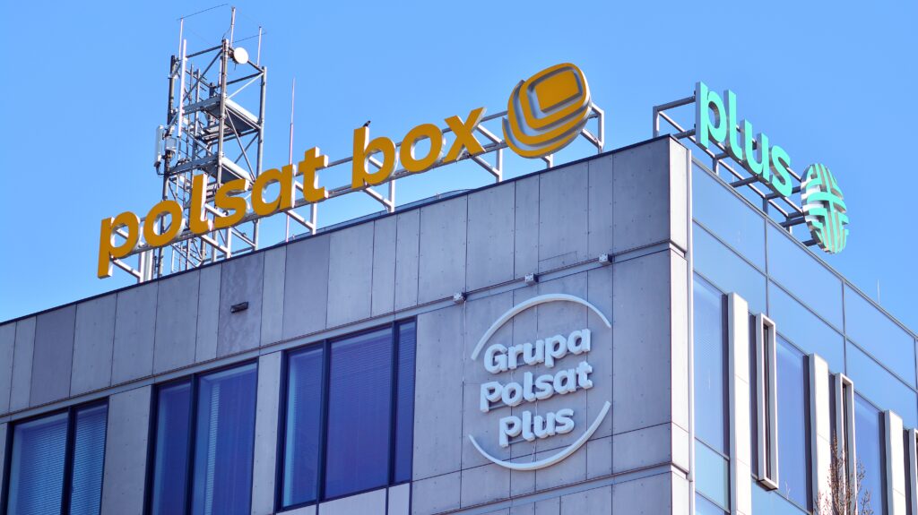 Budynek z logo Polsat Box, Plus, Grupa Polsat.