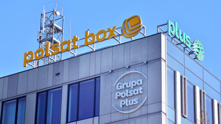 Budynek z logo Polsat Box, Plus, Grupa Polsat.