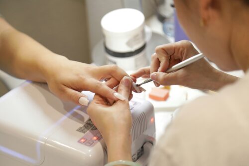 Profesjonalny manicure w salonie kosmetycznym