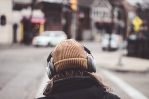Osoba w czapce i słuchawkach na ulicy