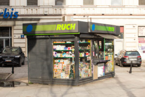 Kiosk Ruch z okładkami gazet i artykułami
