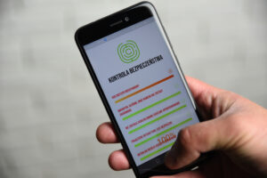 Smartfon z ekranem bezpieczeństwa, aplikacja kontroli systemu.