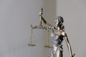 Statua Temidy z wagą, symbol sprawiedliwości.