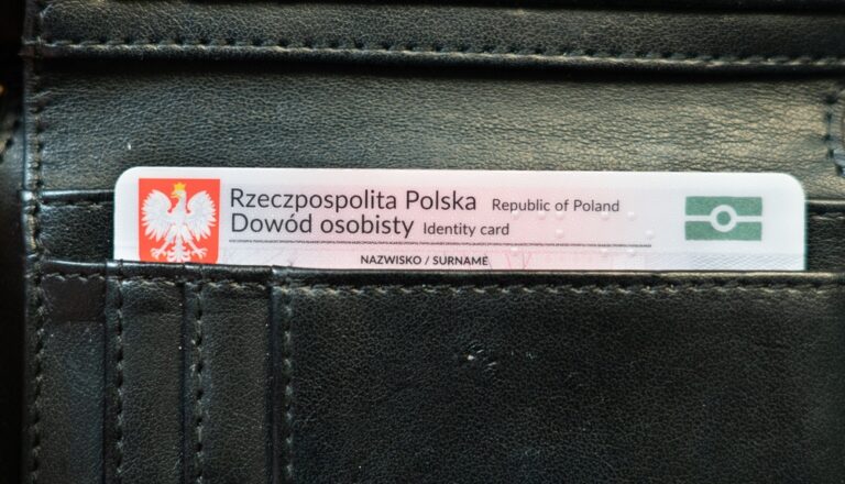 Polski dowód osobisty w portfelu