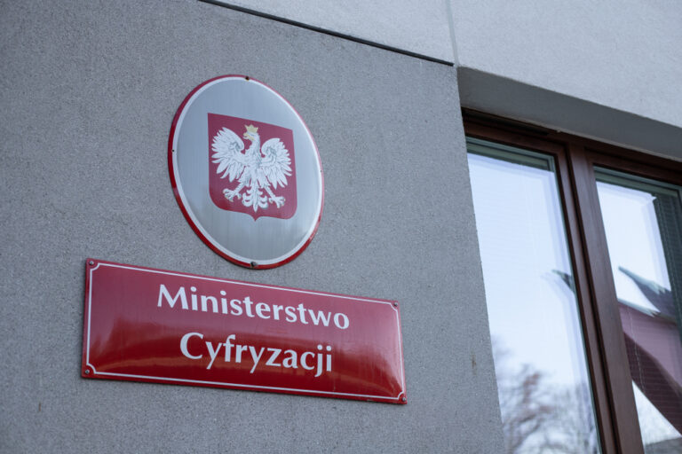 Tablica Ministerstwa Cyfryzacji na budynku