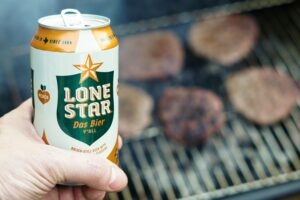 Puszka piwa Lone Star na tle grilla