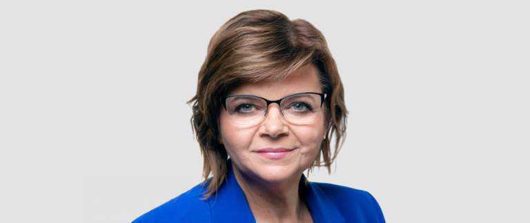 Kobieta w okularach i niebieskiej marynarce