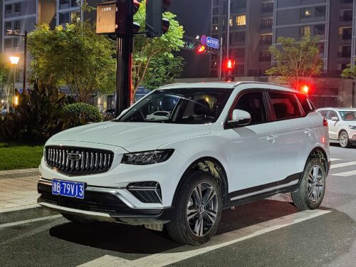 Biały SUV na skrzyżowaniu nocą