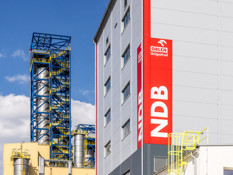 Budynek przemysłowy Orlen Unipetrol na tle nieba.