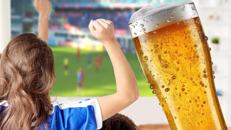 Kibice oglądający mecz piłki nożnej, kufel piwa