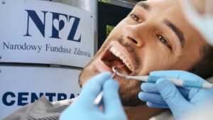 Dentysta bada pacjenta przed placówką NFZ