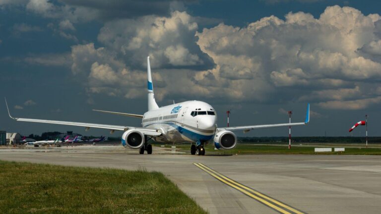 Samolot na pasie startowym lotniska.