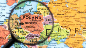 Mapa Polski z lupą na Warszawie