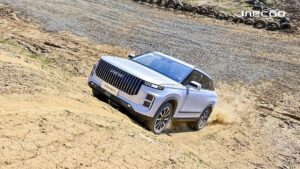 SUV na żwirowej drodze pod górę