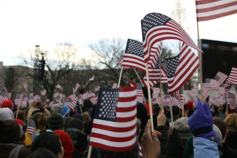 Tłum z flagami USA na zewnątrz.
