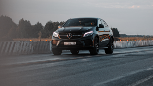 Czarny SUV na drodze o zmierzchu