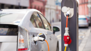 Ładowanie samochodu elektrycznego przy ulicznej stacji.