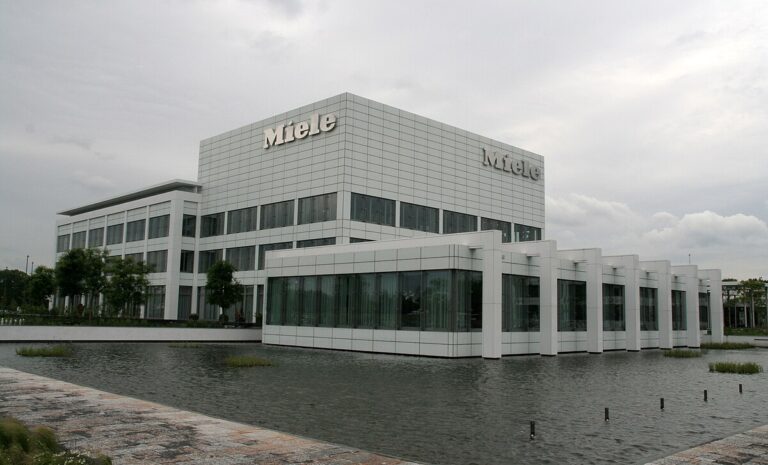 Budynek firmy nad wodą, nowoczesna architektura.