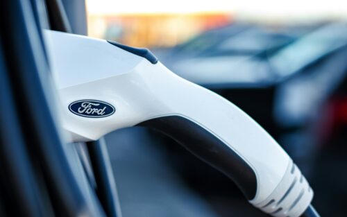 Ładowarka elektryczna Forda na tle samochodów