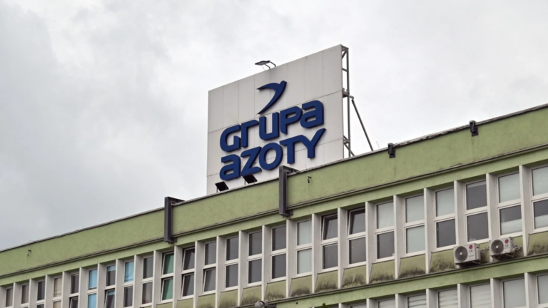 Logo Grupy Azoty na budynku
