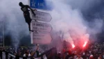 Protest w Paryżu, tłum z racami i dymem.