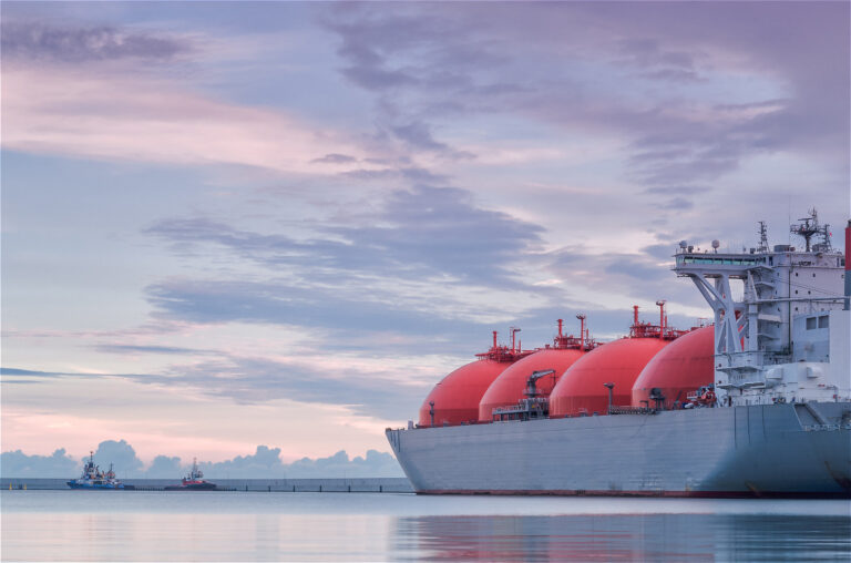 Statek transportujący gaz LNG na morzu