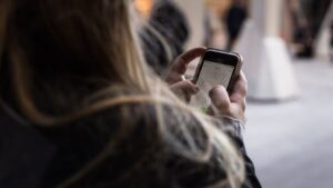 Osoba wybierająca numer na smartfonie