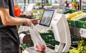 Ważenie i skanowanie warzyw w supermarkecie