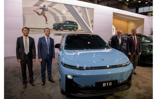 Premiera samochodu elektrycznego B10 na targach motoryzacyjnych.