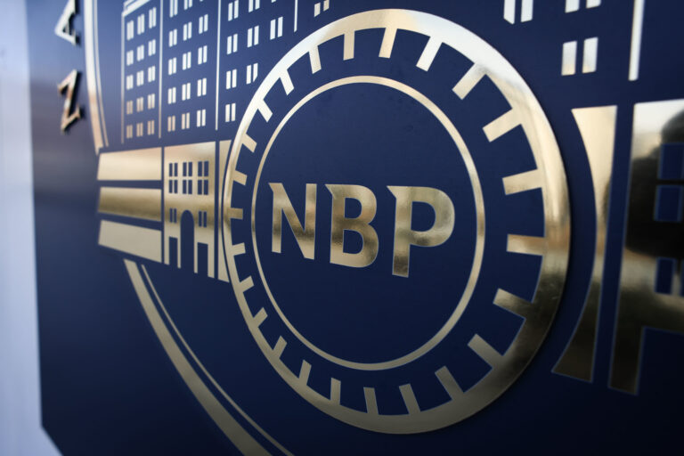 Logo NBP na ciemnym tle