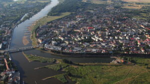 Widok z lotu ptaka na miasto nad rzeką