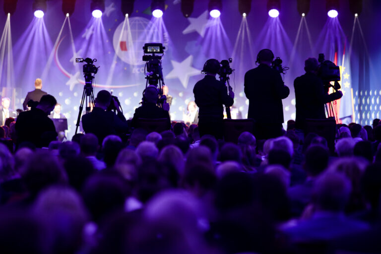 Konferencja prasowa z kamerami i tłumem ludzi