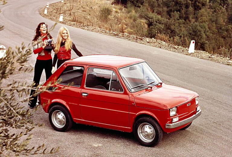 Czerwony Fiat 126 na górskiej drodze