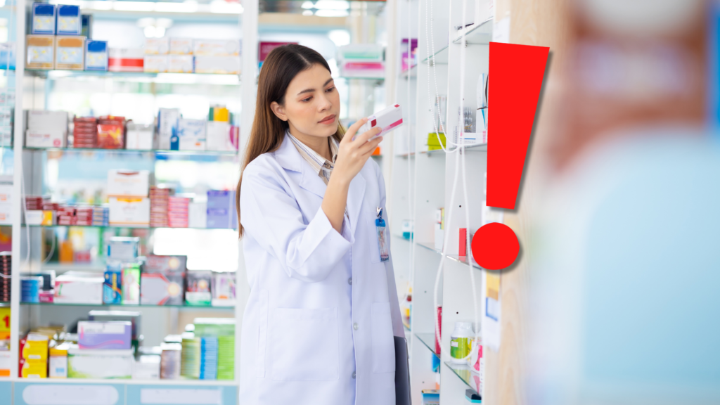 Farmaceutka sprawdza leki, czerwony wykrzyknik obok.