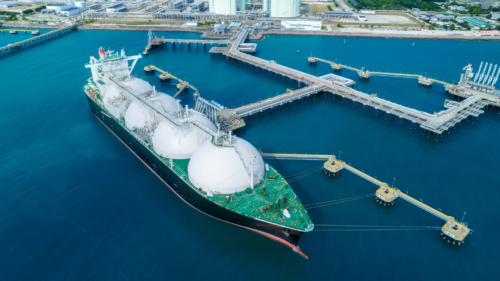 Tankowiec LNG przy terminalu w porcie morskim