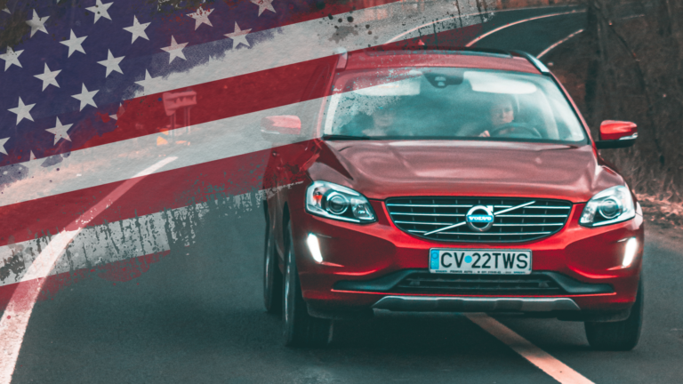 Czerwony samochód Volvo na drodze