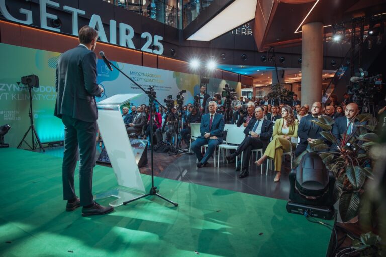 Konferencja TOGETAIR klimatyczna z uczestnikami i mówcą przy podium.