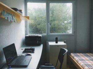 Pokój studencki z biurkiem i łóżkiem