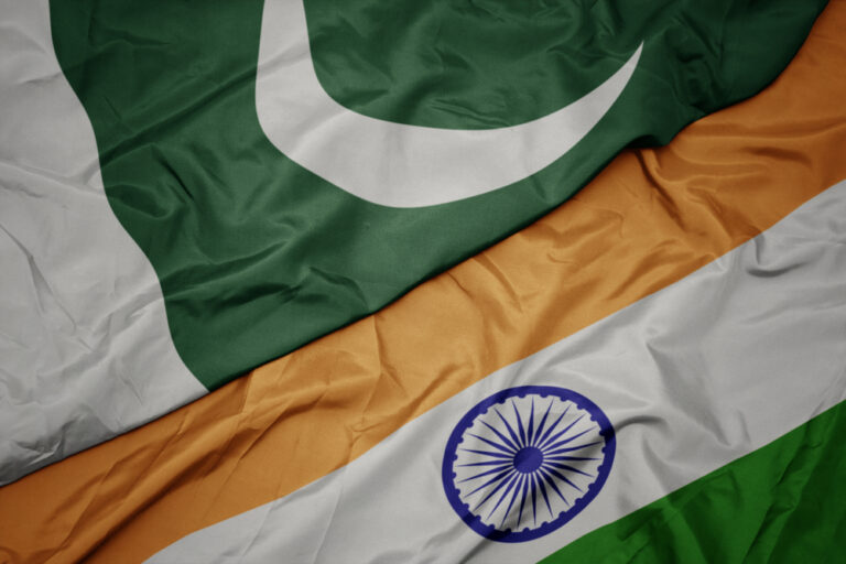 Flagi Pakistanu i Indii obok siebie