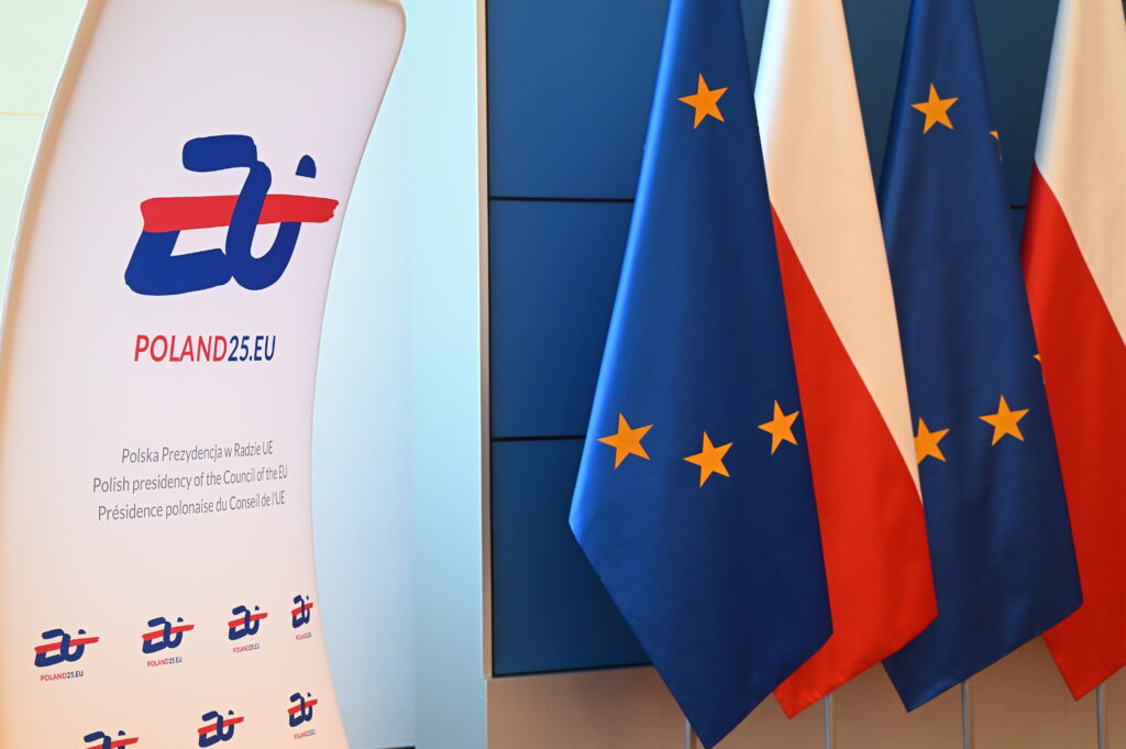 Baner Polska prezydencja w UE, flagi UE i Polski.