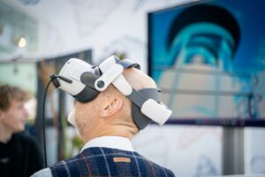 Człowiek używa headsetu VR na wystawie