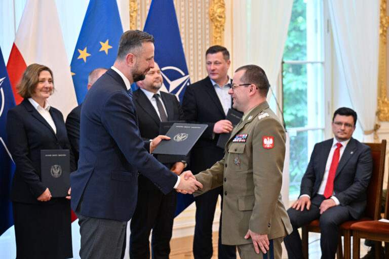 Oficjalna uroczystość, wymiana dokumentów z wojskowym.
