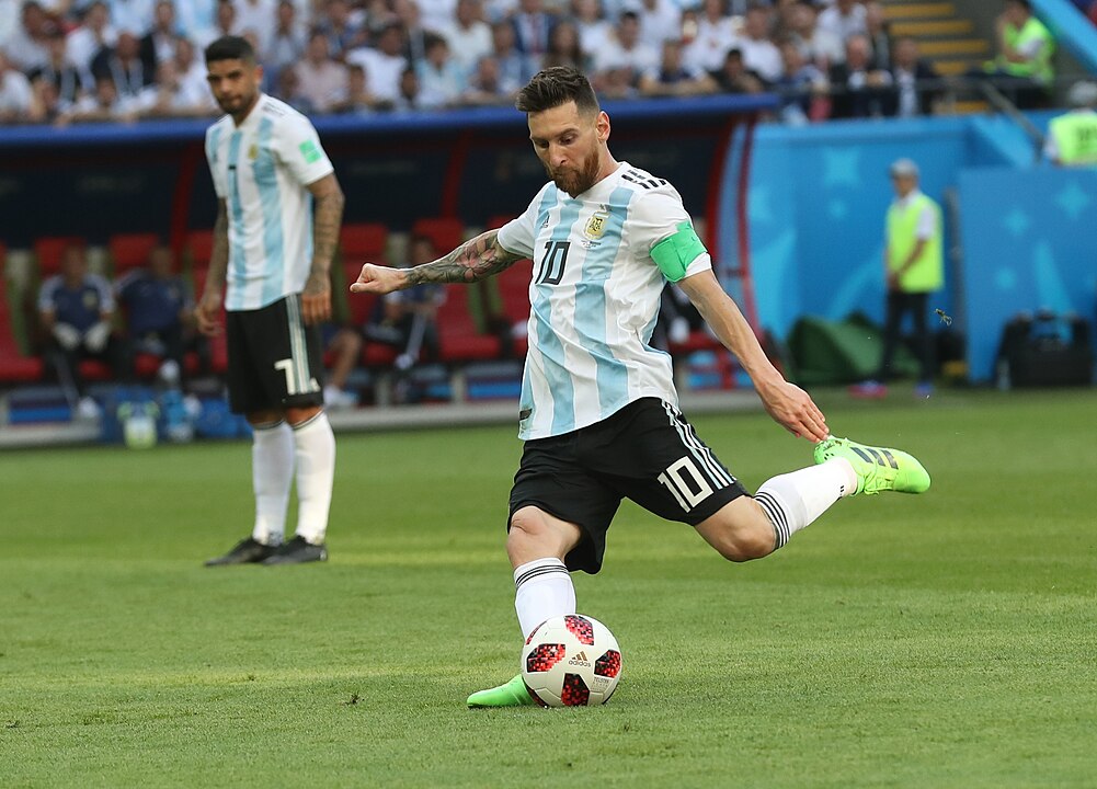 Piłkarz kopie piłkę podczas meczu.