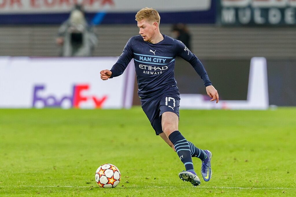 Piłkarz na boisku podczas meczu, strój Manchester City.