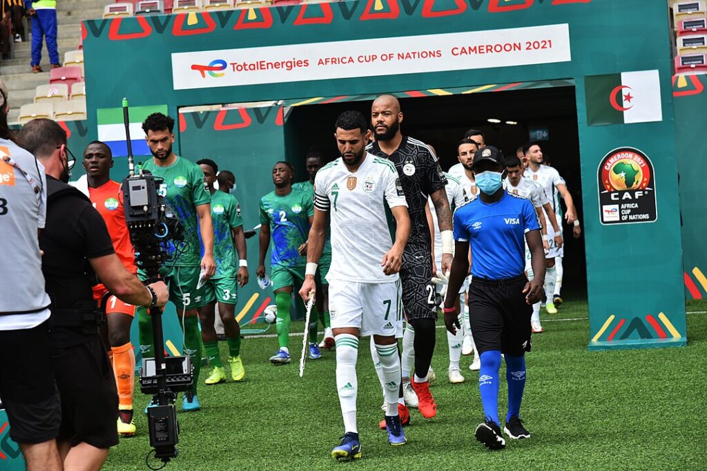 Drużyny piłkarskie wchodzą na boisko, Puchar Narodów Afryki.